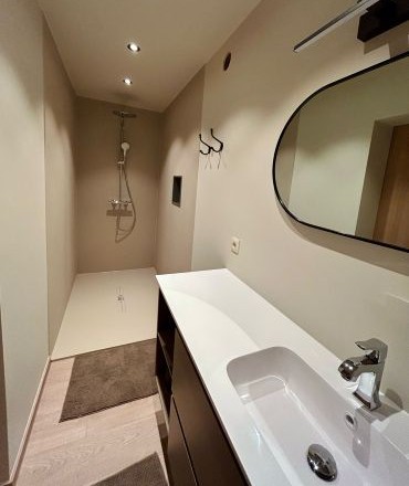 badkamer met regendouche, badkamer meubel en spiegel