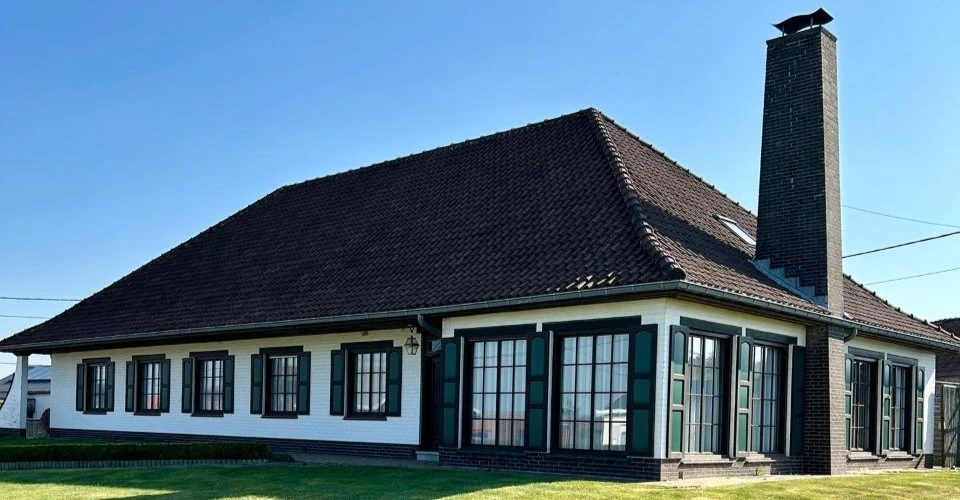 achterkant huis 960x500 achterkant vakantie woning met witte gevel, bruine raamkozijnen rustiekestijl