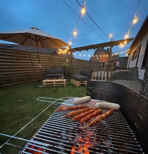 tuin3 480x500 foto van bbq in tuin met lounge op de achtergrond